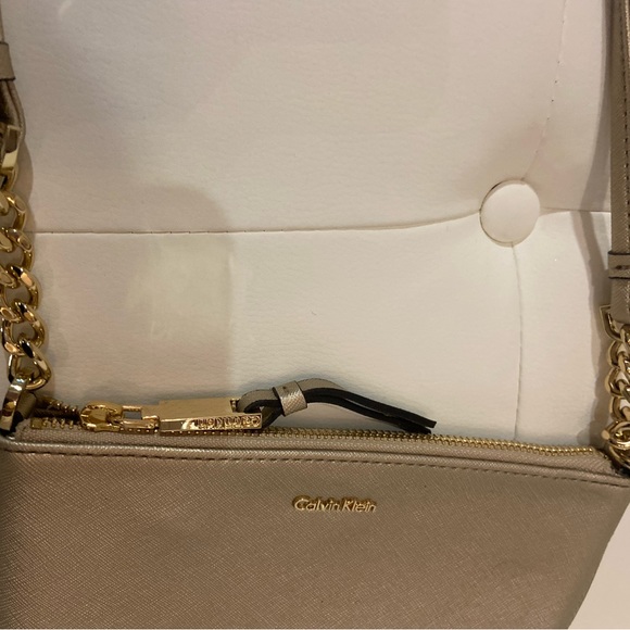 Calvin Klein gold shimmer cross body bag gold accents zipper closure - Picture 4 of 7